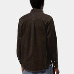 Camisa CARHARTT WIP L/S Madison Cord Tobacco, vista trasera con modelo