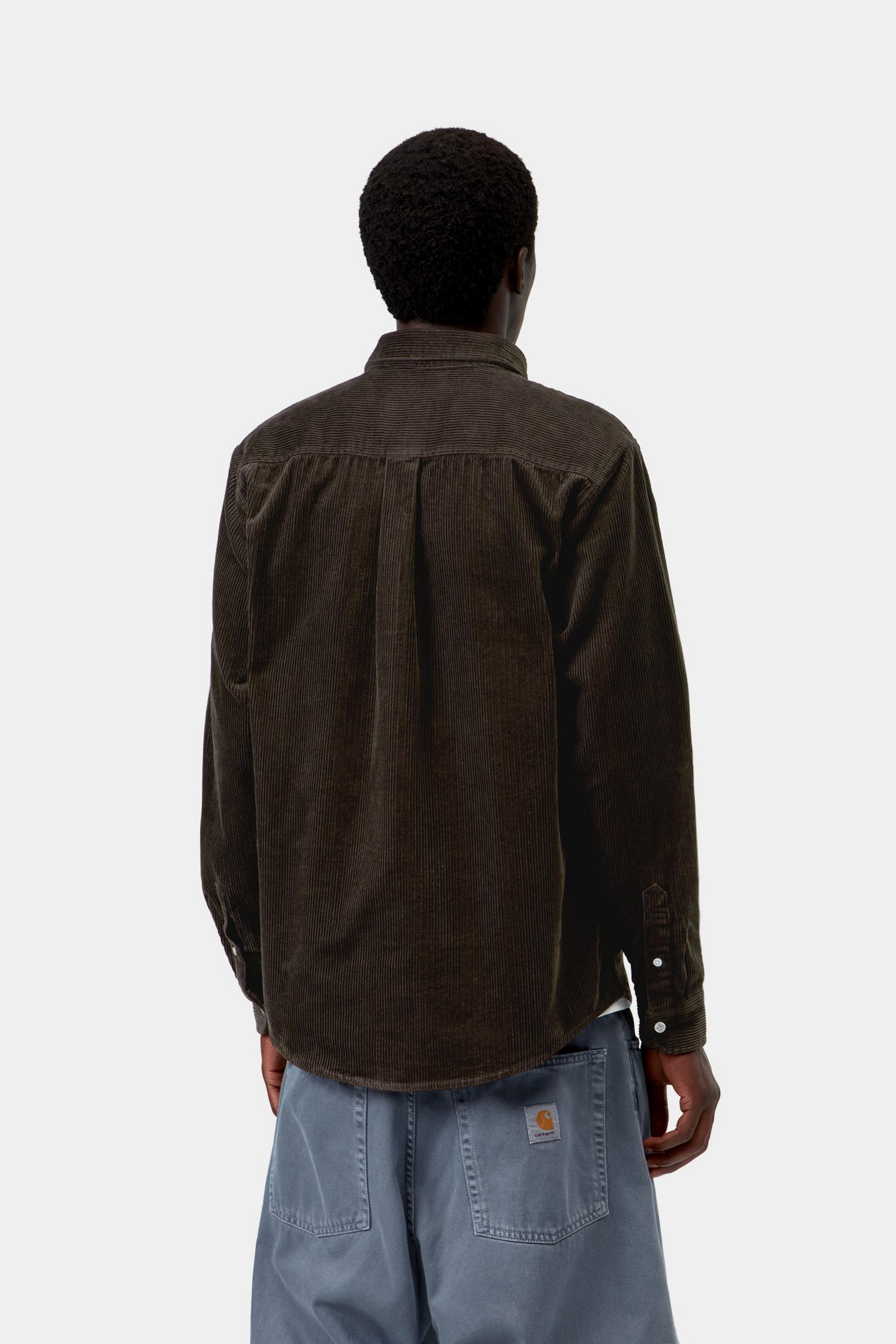 Camisa CARHARTT WIP L/S Madison Cord Tobacco, vista trasera con modelo