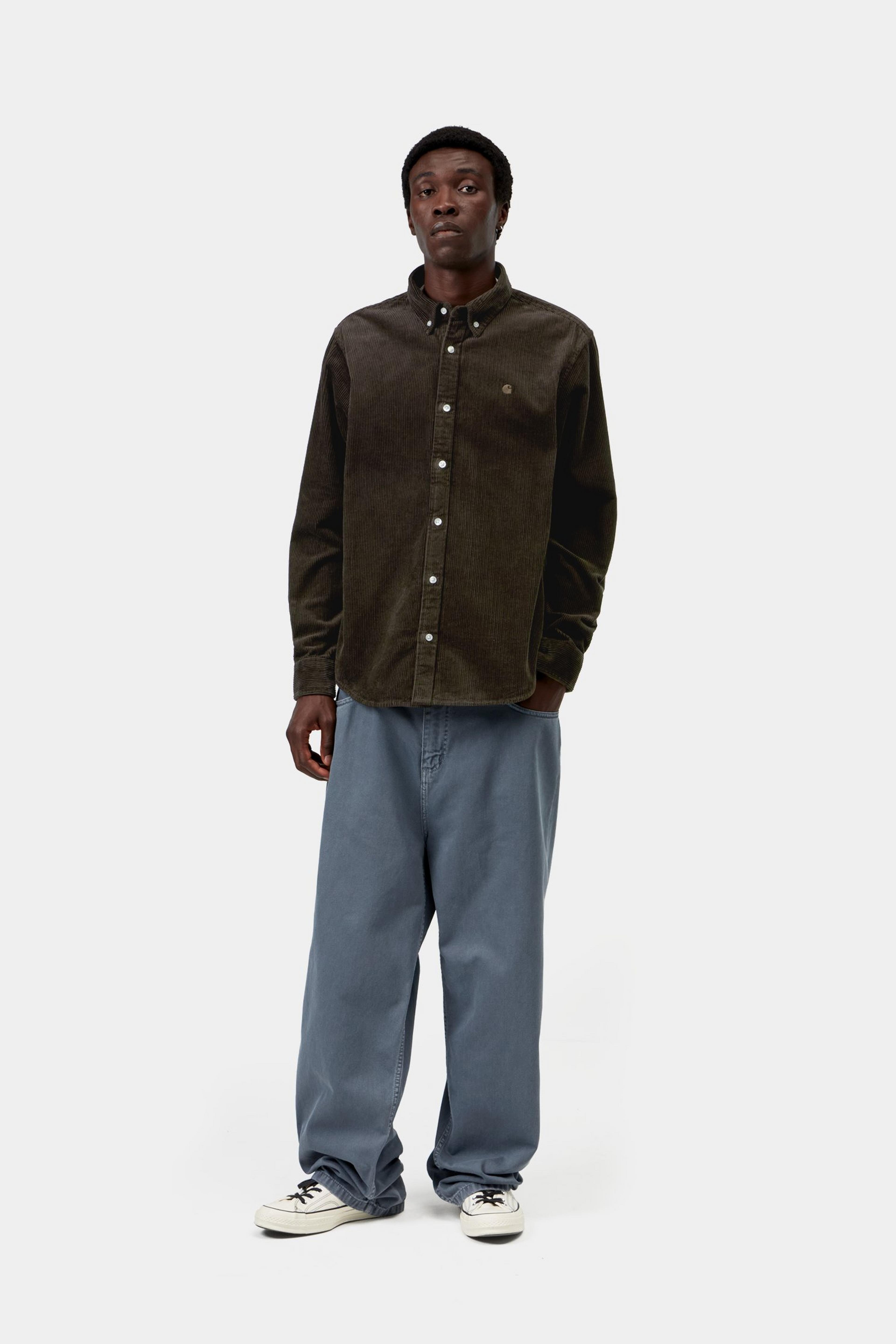 Camisa CARHARTT WIP L/S Madison Cord Tobacco, vista completa con modelo