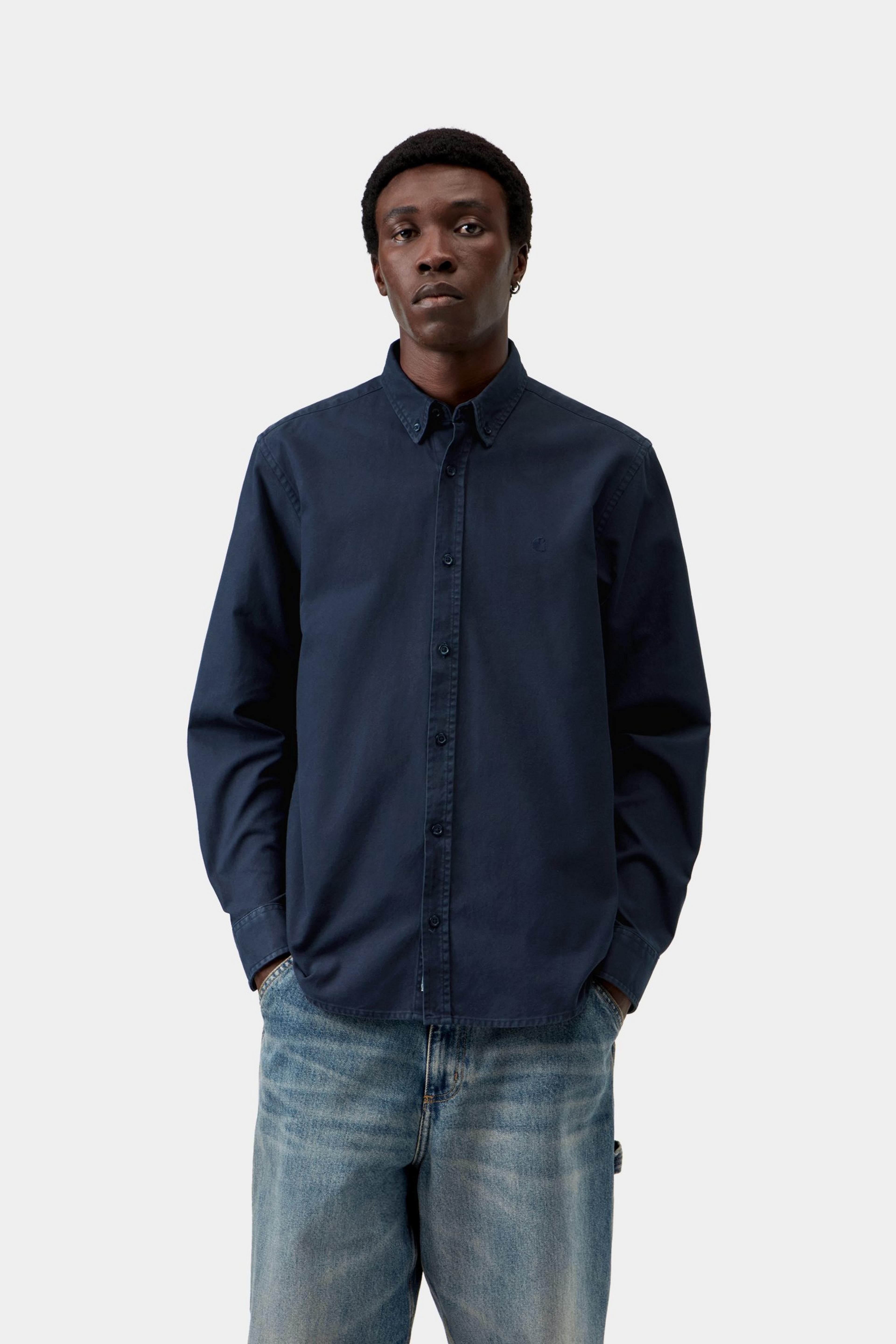 Camisa CARHARTT WIP L/S Bolton Dark Navy, vista frontal con modelo