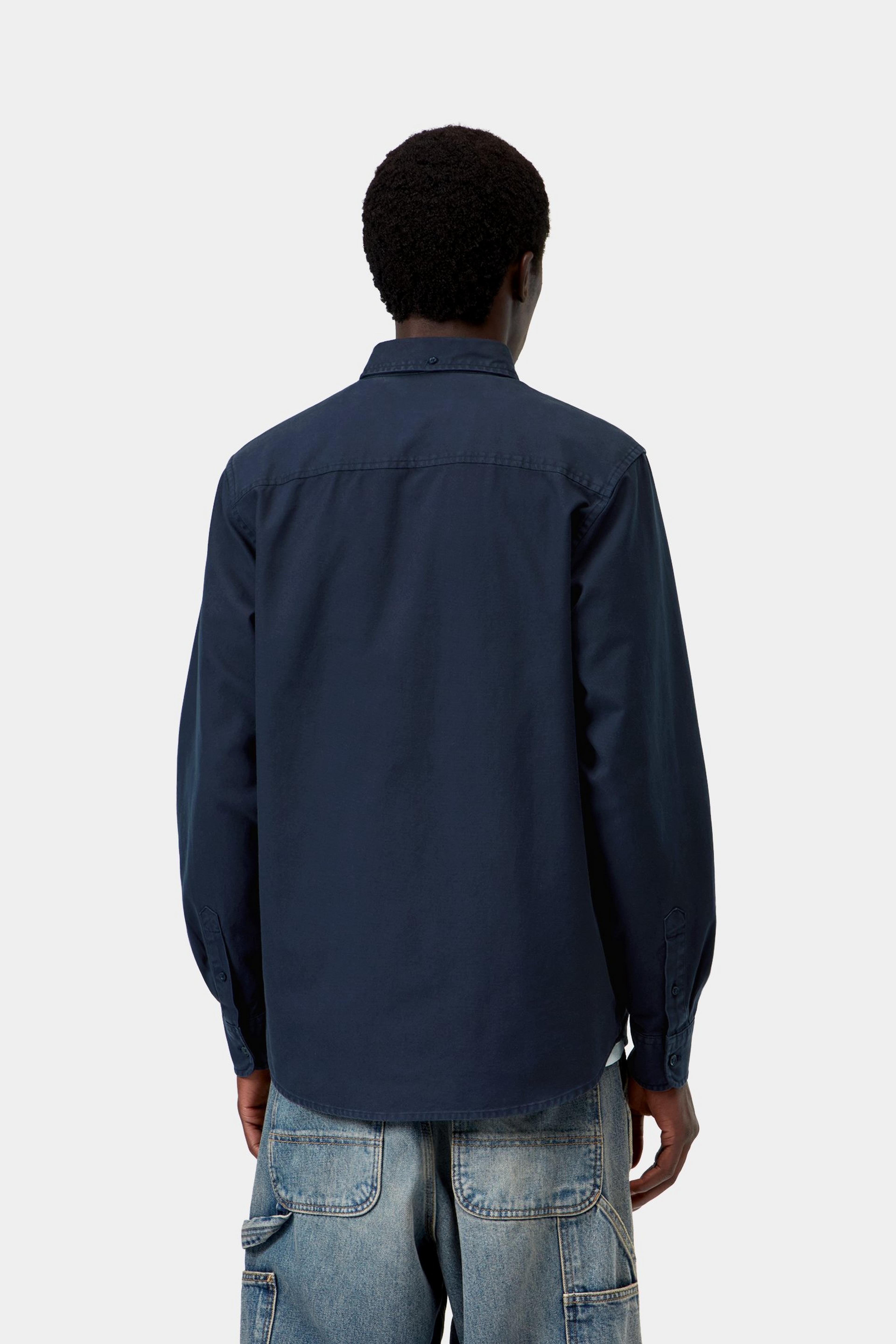 Camisa CARHARTT WIP L/S Bolton Dark Navy, vista trasera con modelo
