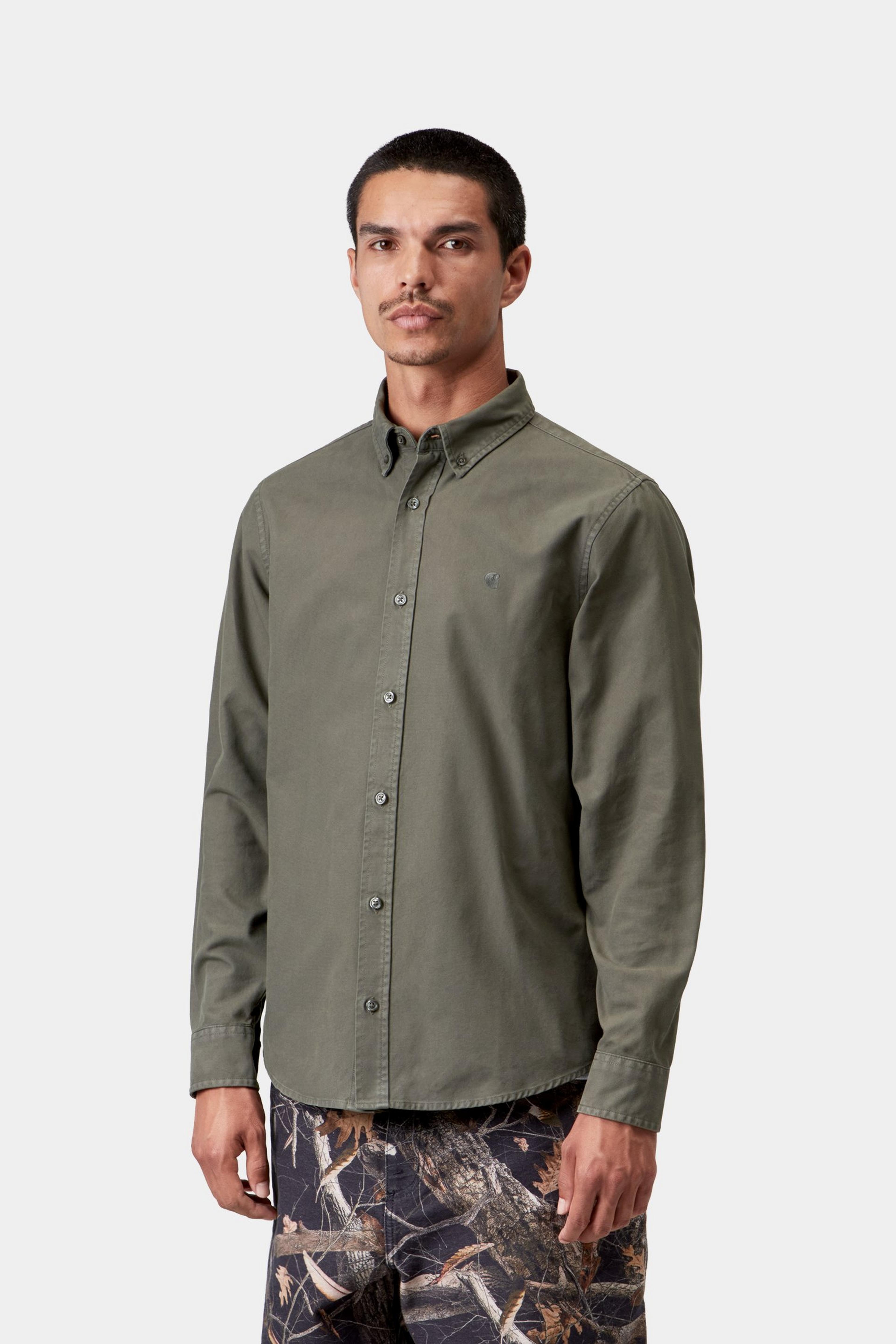 Camisa CARHARTT WIP L/S Bolton Shungite, vista frontal con modelo