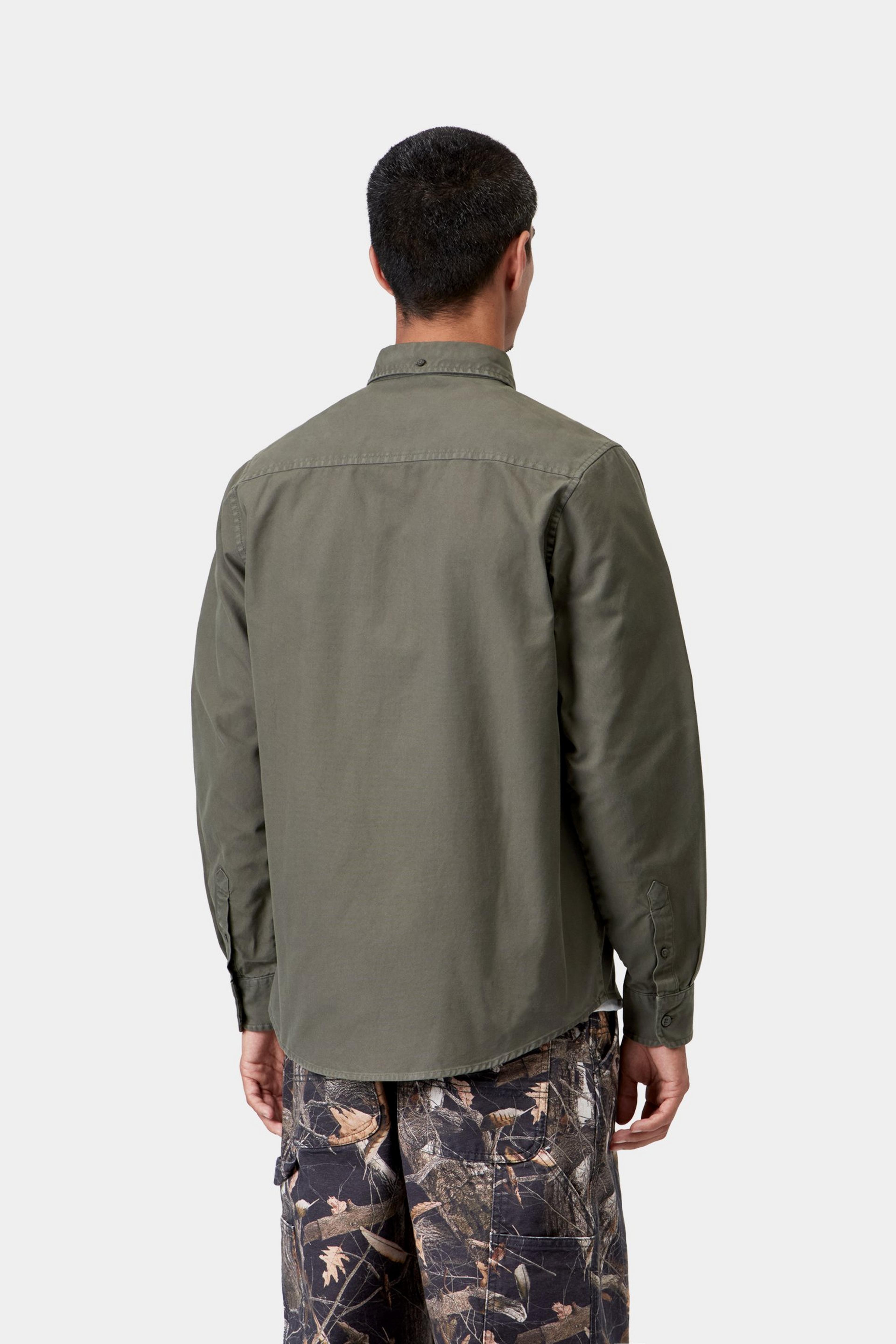 Camisa CARHARTT WIP L/S Bolton Shungite, vista trasera con modelo