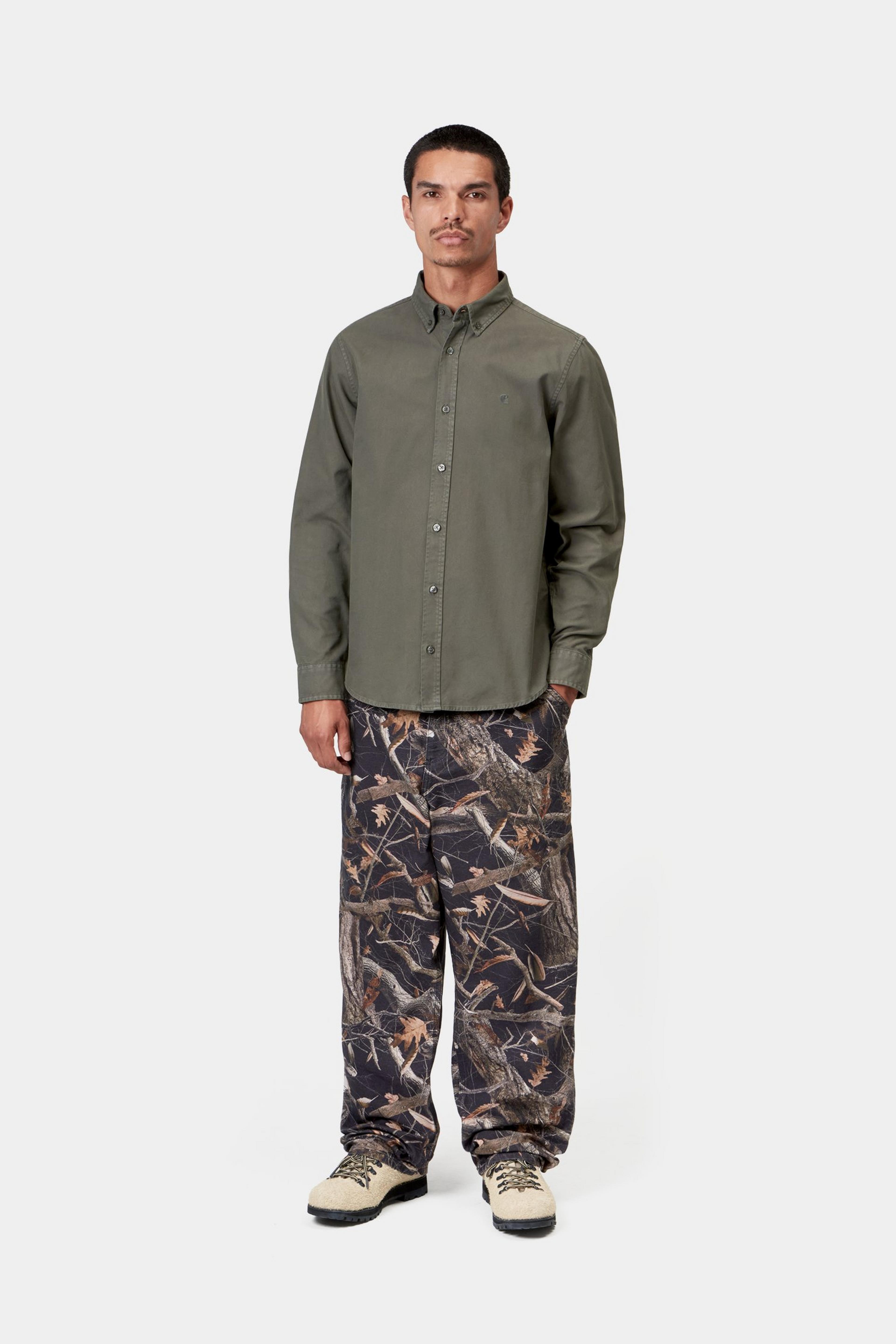 Camisa CARHARTT WIP L/S Bolton Shungite, otra vista con modelo