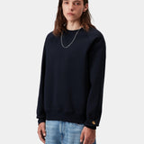 Sudadera CARHARTT WIP Chase Dark Navy / Gold, vista frontal con modelo