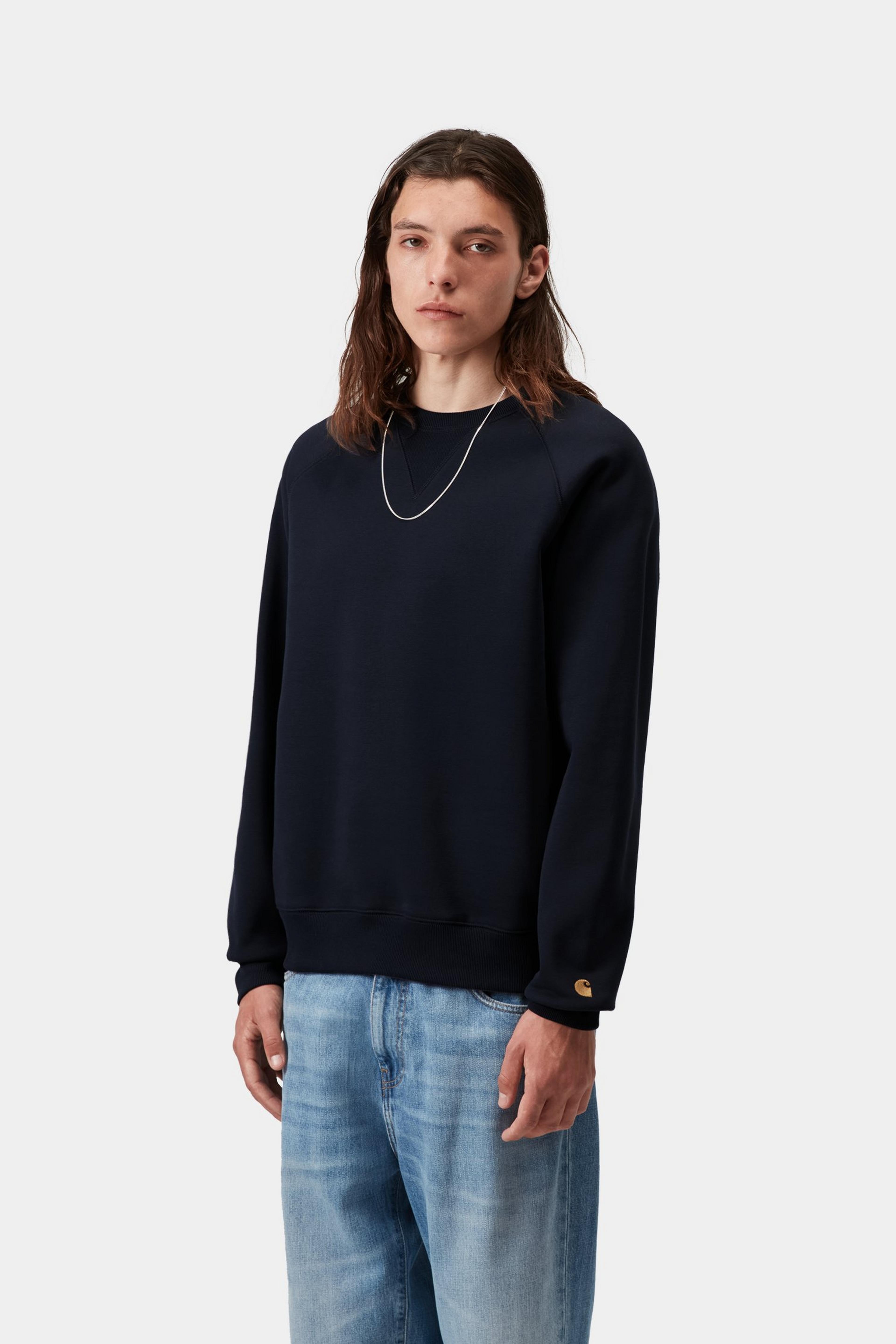 Sudadera CARHARTT WIP Chase Dark Navy / Gold, vista frontal con modelo