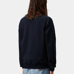 Sudadera CARHARTT WIP Chase Dark Navy / Gold, vista trasera con modelo