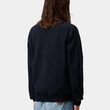Sudadera CARHARTT WIP Chase Dark Navy / Gold, vista trasera con modelo
