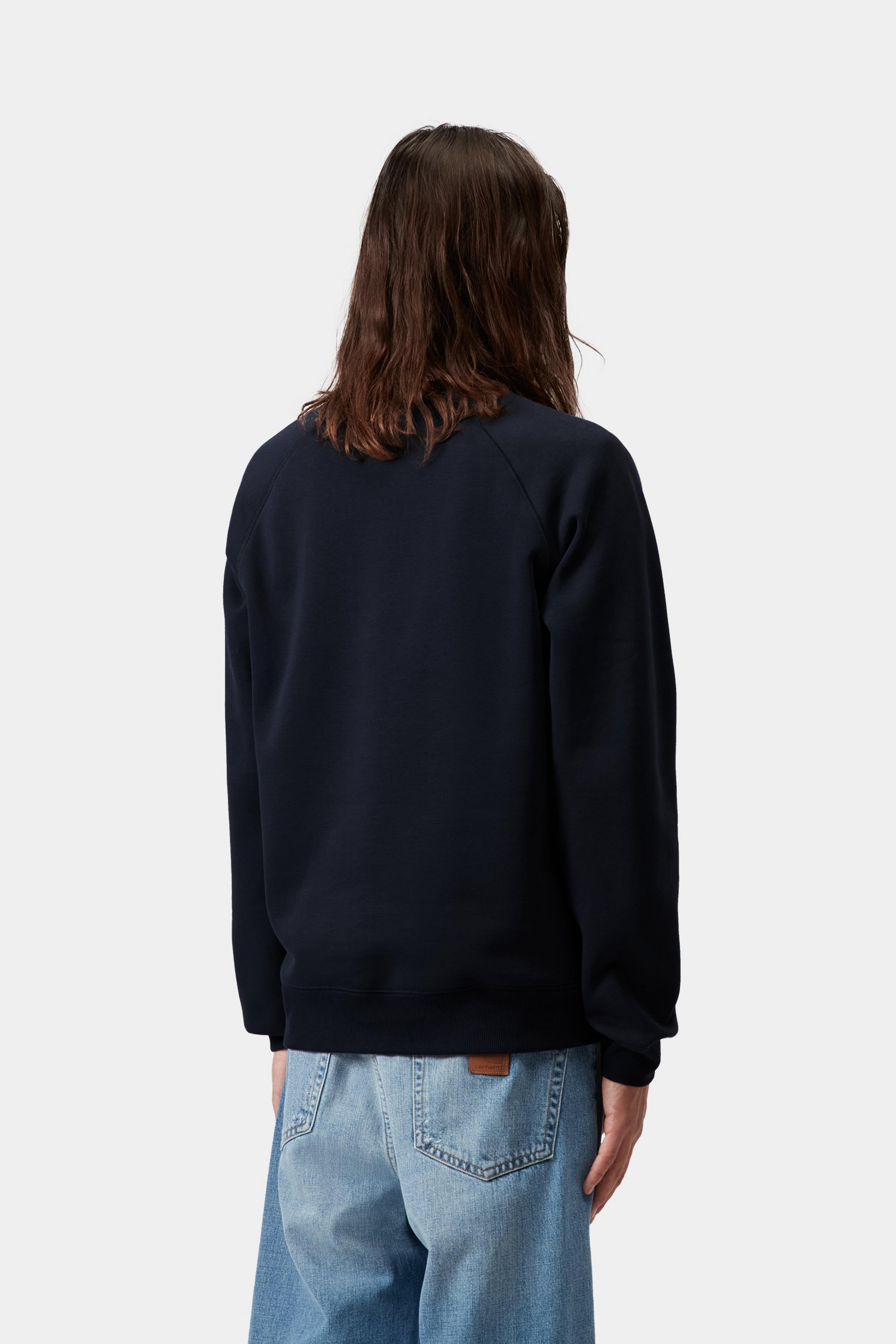 Sudadera CARHARTT WIP Chase Dark Navy / Gold, vista trasera con modelo