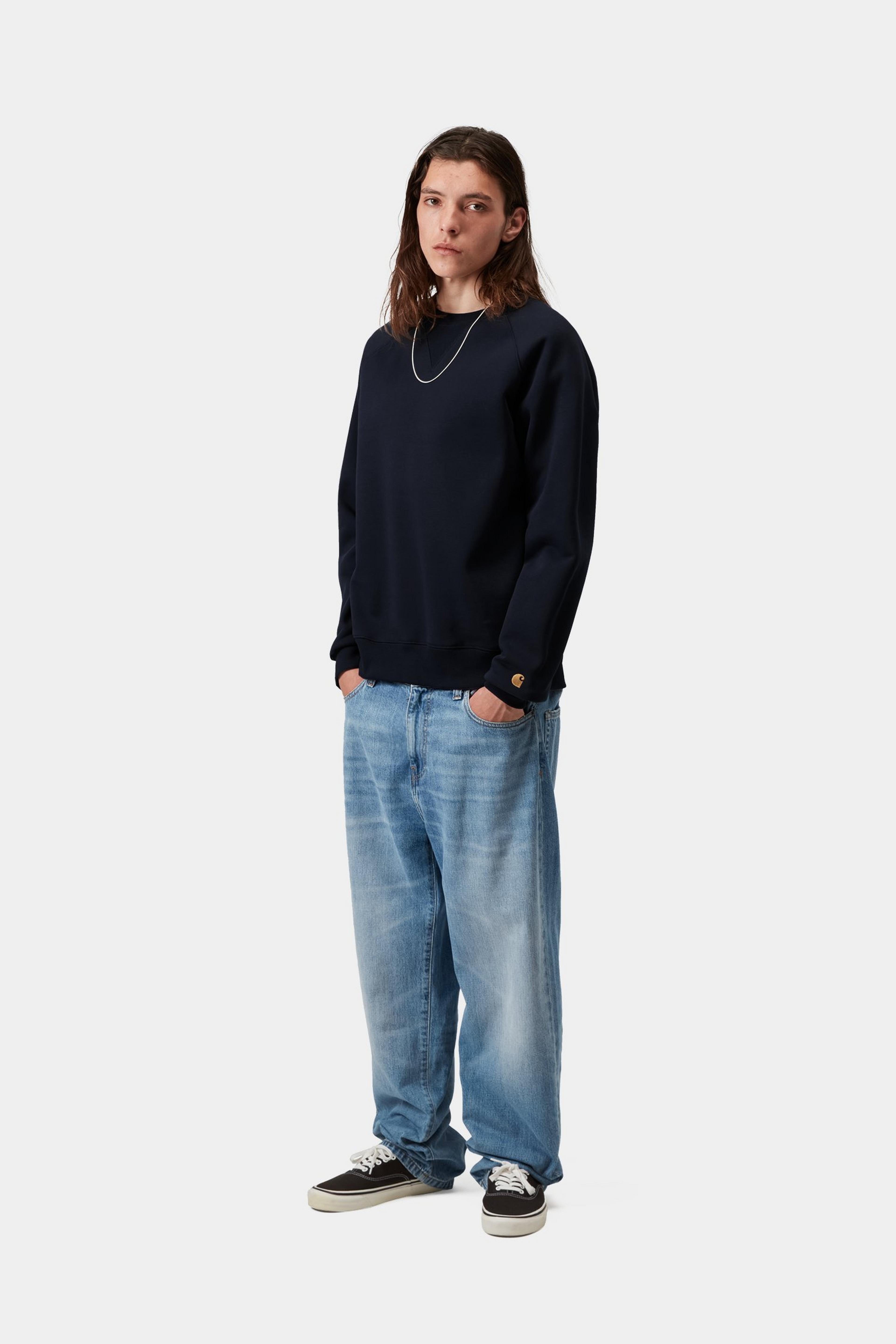 Sudadera CARHARTT WIP Chase Dark Navy / Gold, otra vista con modelo