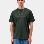 Camiseta CARHARTT WIP S/S Script Dark Scarab / Palisander, vista frontal con modelo