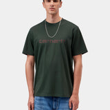 Camiseta CARHARTT WIP S/S Script Dark Scarab / Palisander, vista frontal con modelo