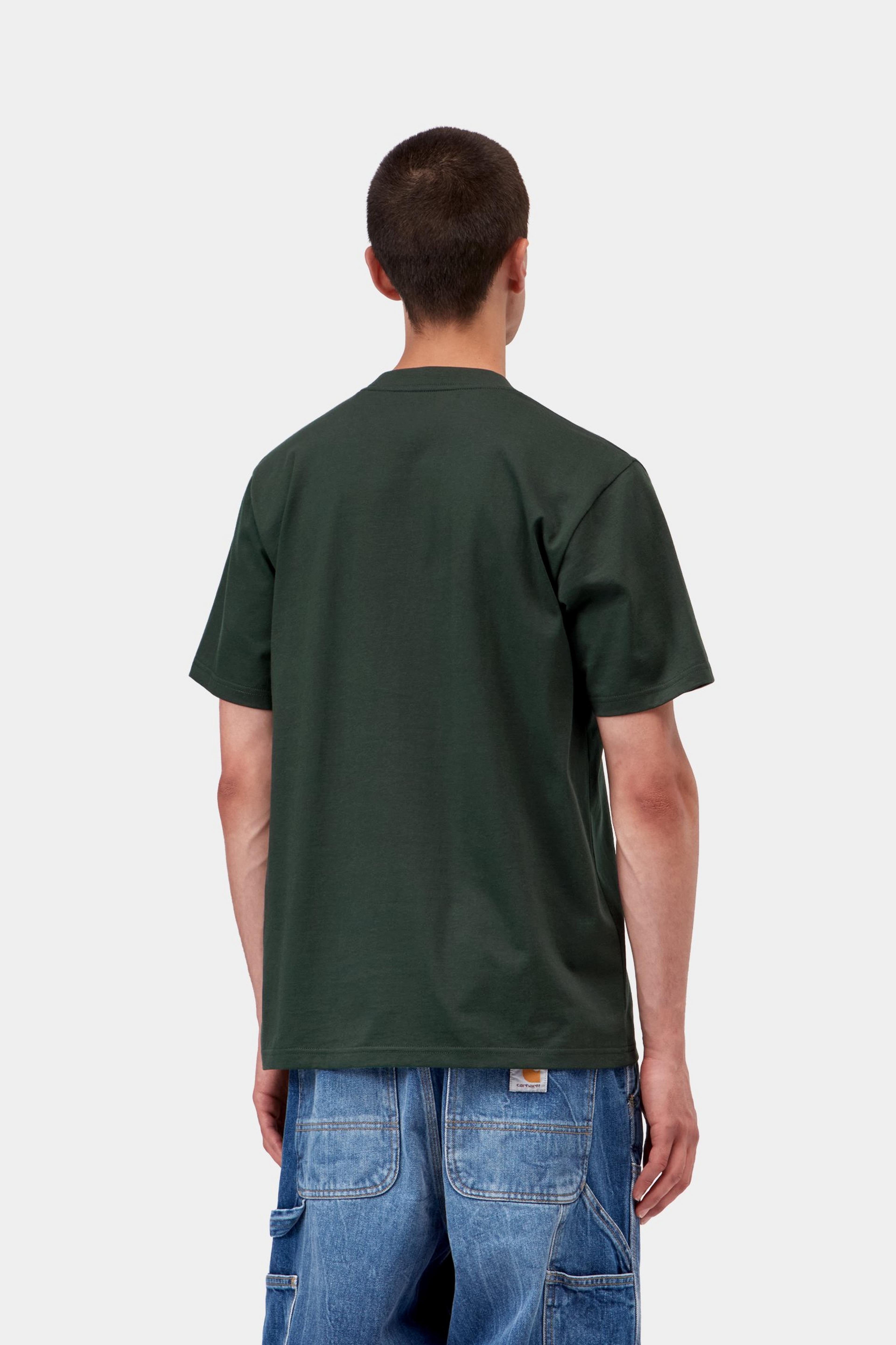 Camiseta CARHARTT WIP S/S Script Dark Scarab / Palisander, vista trasera con modelo