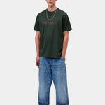 Camiseta CARHARTT WIP S/S Script Dark Scarab / Palisander, otra vista con modelo