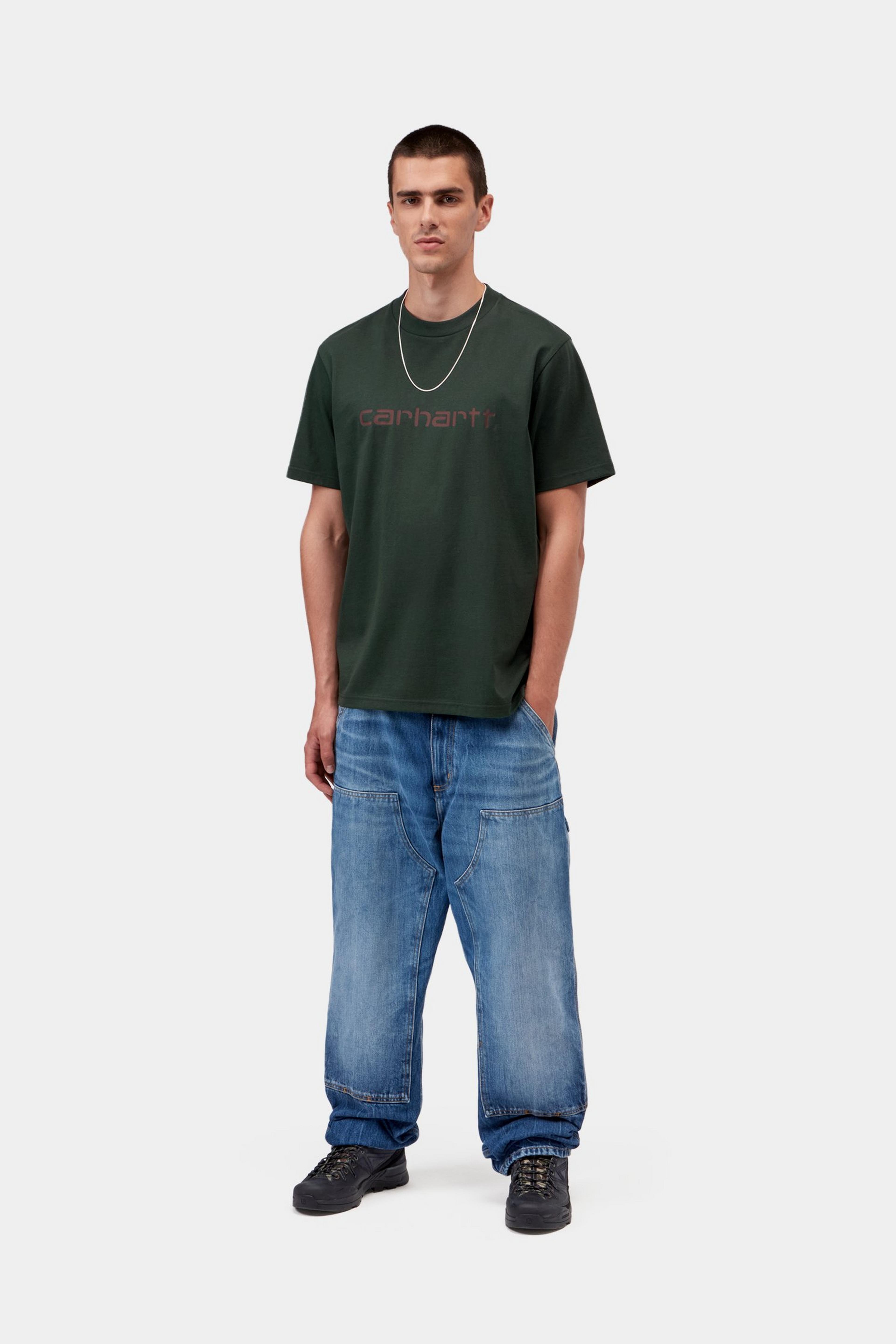 Camiseta CARHARTT WIP S/S Script Dark Scarab / Palisander, otra vista con modelo