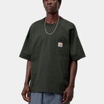 Camiseta CARHARTT WIP S/S Work Pocket Raven, vista frontal con modelo