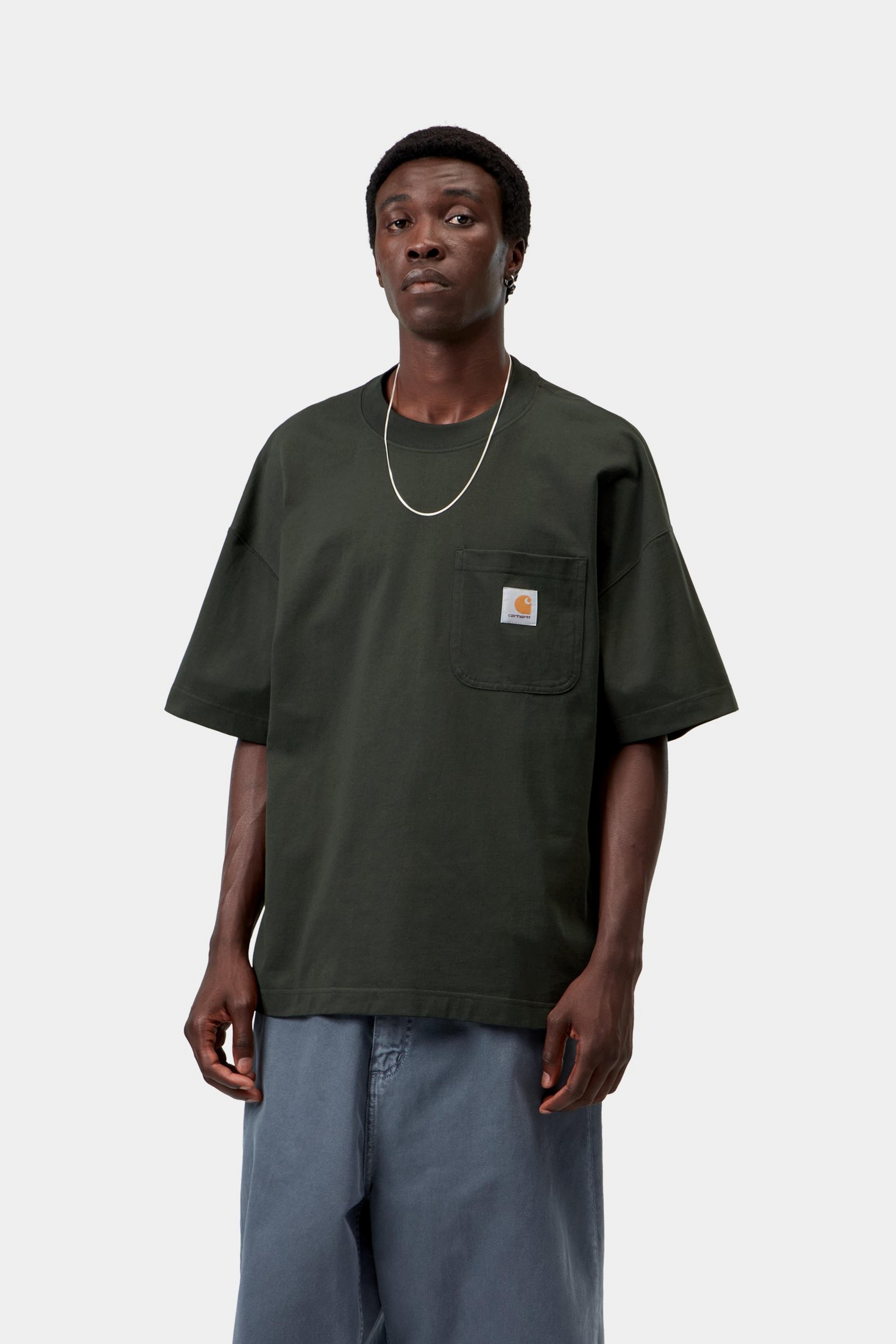Camiseta CARHARTT WIP S/S Work Pocket Raven, vista frontal con modelo