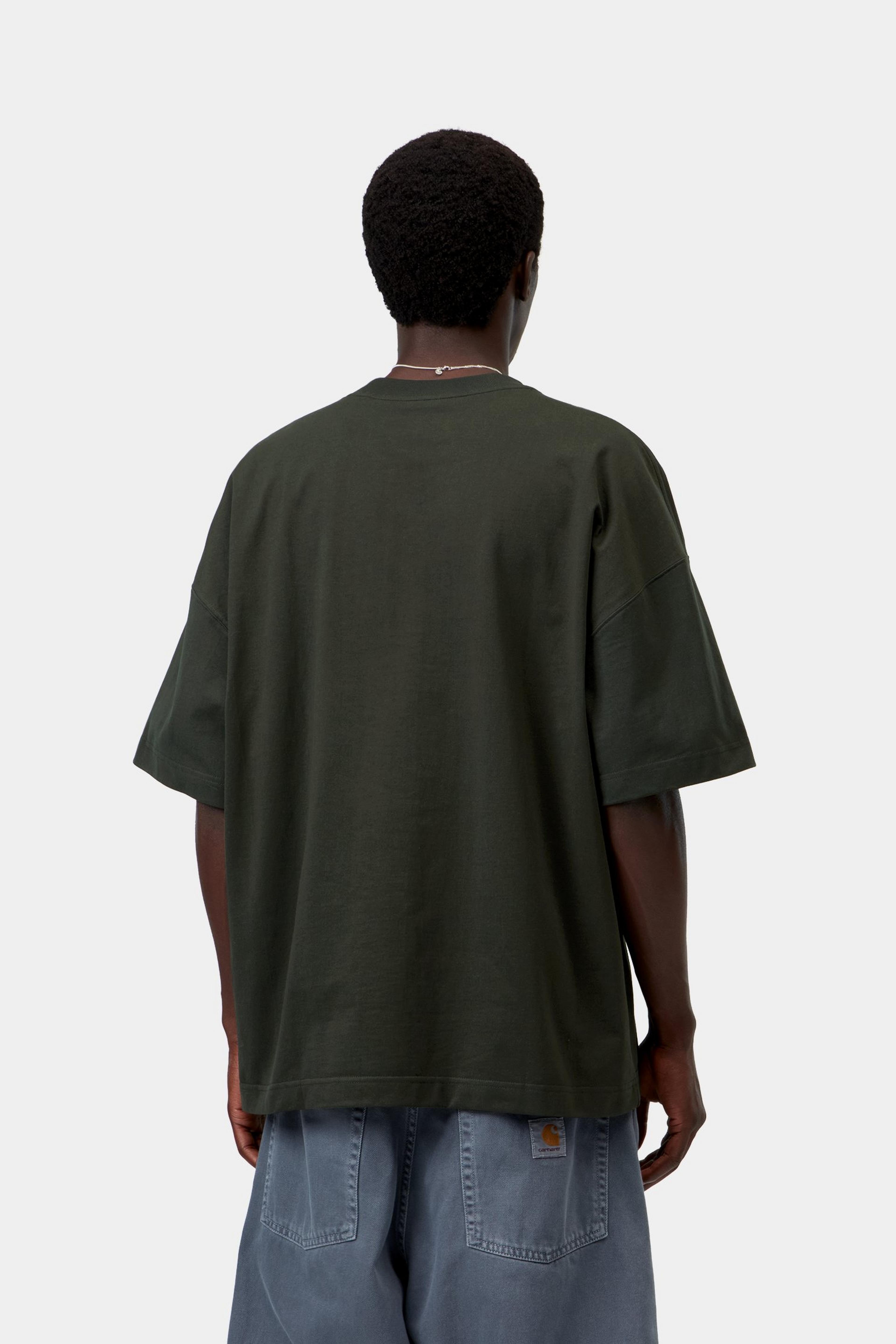 Camiseta CARHARTT WIP S/S Work Pocket Raven, vista trasera con modelo