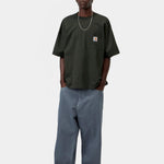 Camiseta CARHARTT WIP S/S Work Pocket Raven, otra vista con modelo