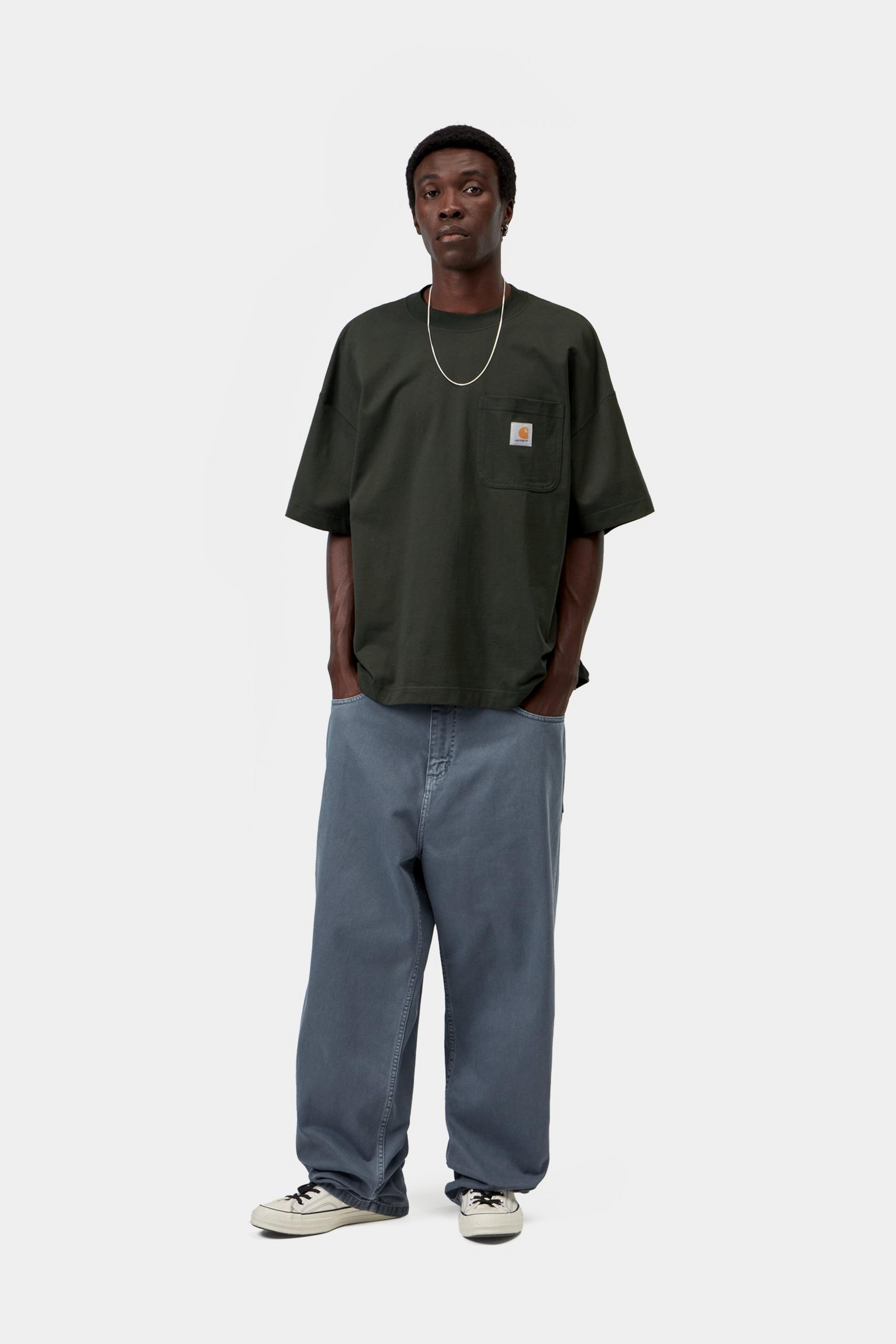Camiseta CARHARTT WIP S/S Work Pocket Raven, otra vista con modelo
