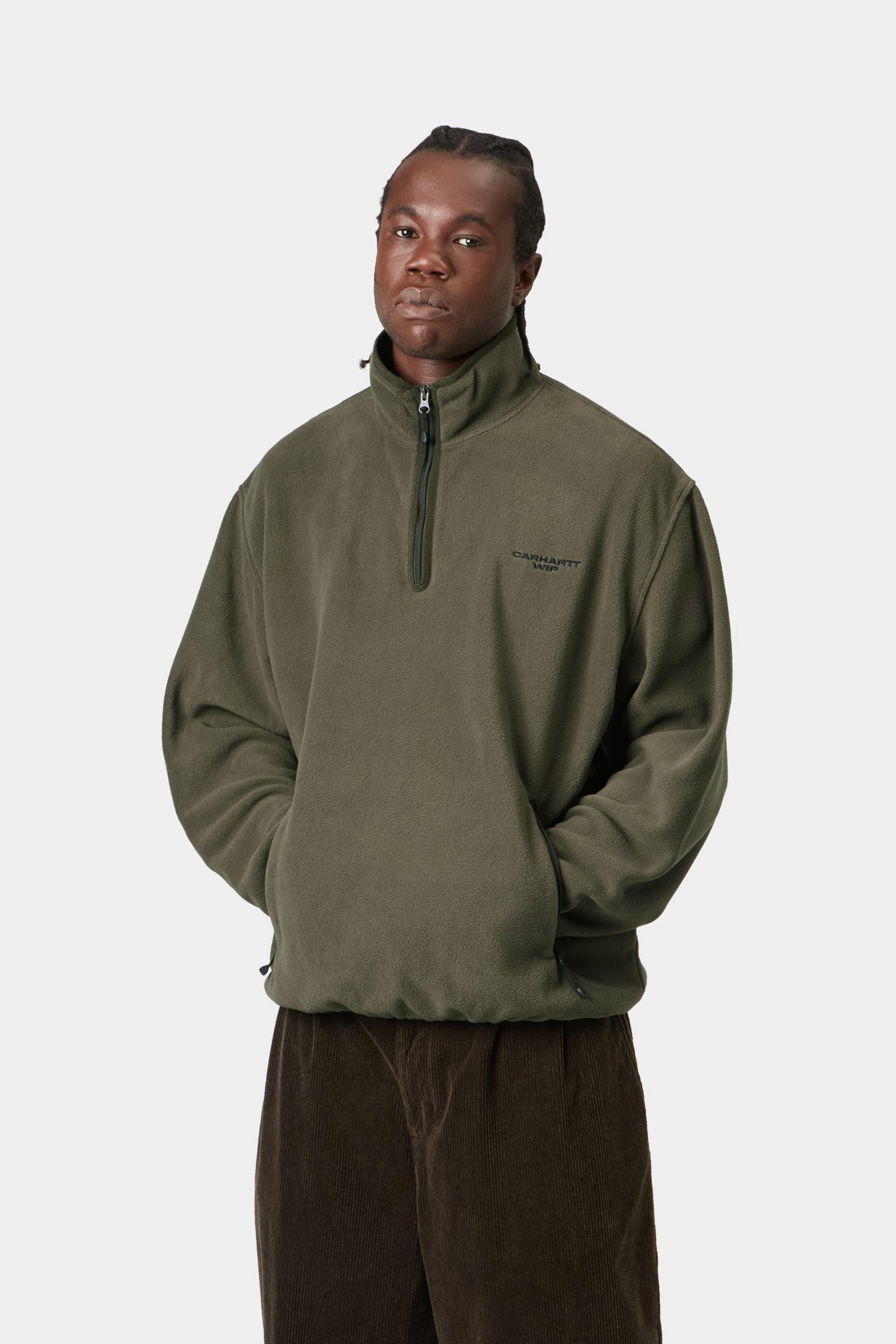 Sudadera CARHARTT WIP Edmore Half Zip Cypress / Black, vista frontal con modelo