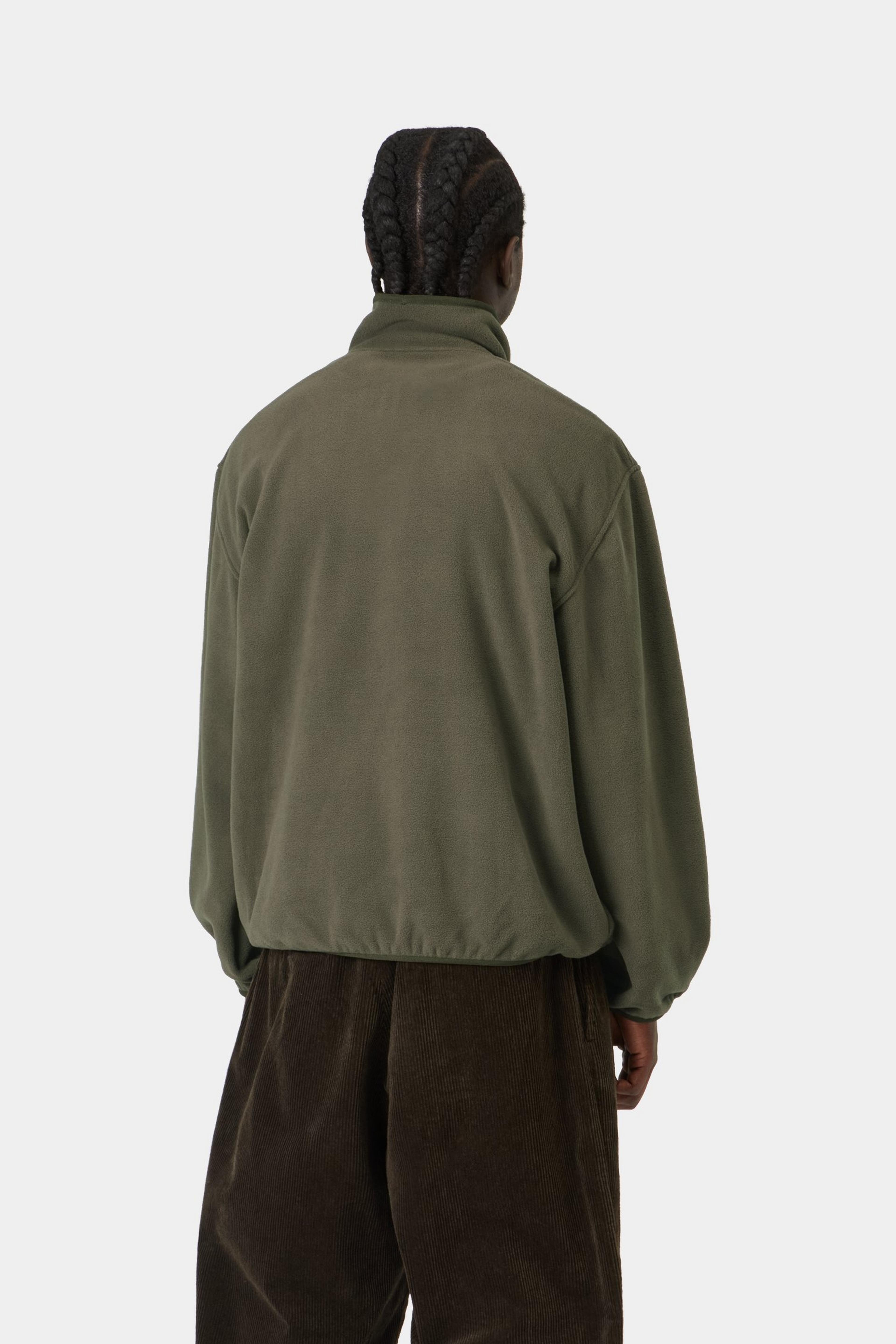 Sudadera CARHARTT WIP Edmore Half Zip Cypress / Black, vista trasera con modelo