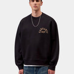 Sudadera CARHARTT WIP Arch Script Black / Hamilton Brown, vista frontal con modelo