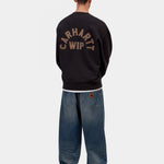 Sudadera CARHARTT WIP Arch Script Black / Hamilton Brown, otra vista con modelo