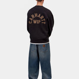 Sudadera CARHARTT WIP Arch Script Black / Hamilton Brown, otra vista con modelo