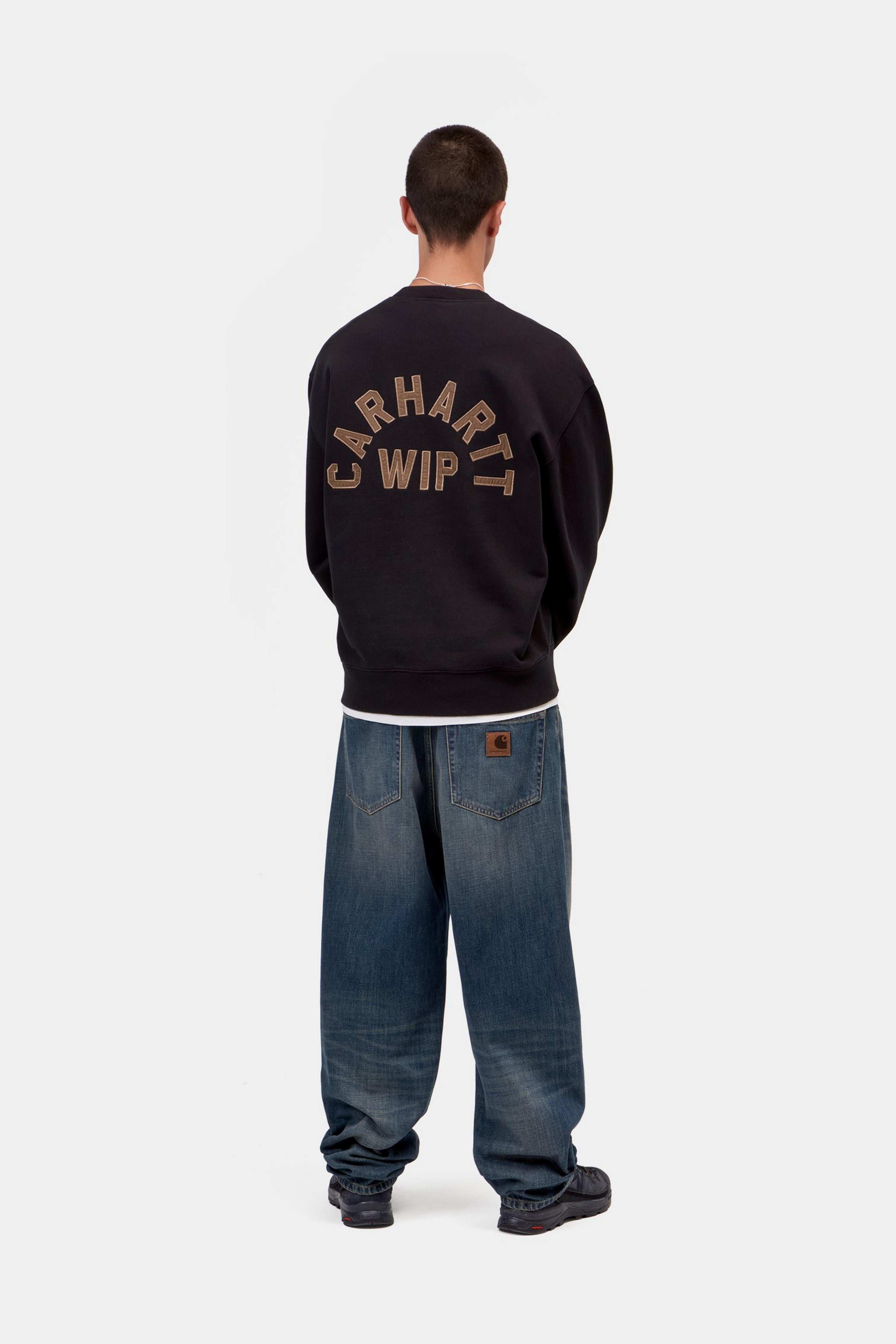 Sudadera CARHARTT WIP Arch Script Black / Hamilton Brown, otra vista con modelo