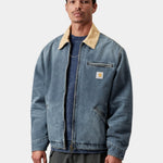 Chaqueta Carhartt WIP OG Detroit Blue / Dusty H Brown, vista frontal con modelo
