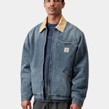 Chaqueta Carhartt WIP OG Detroit Blue / Dusty H Brown, vista frontal con modelo