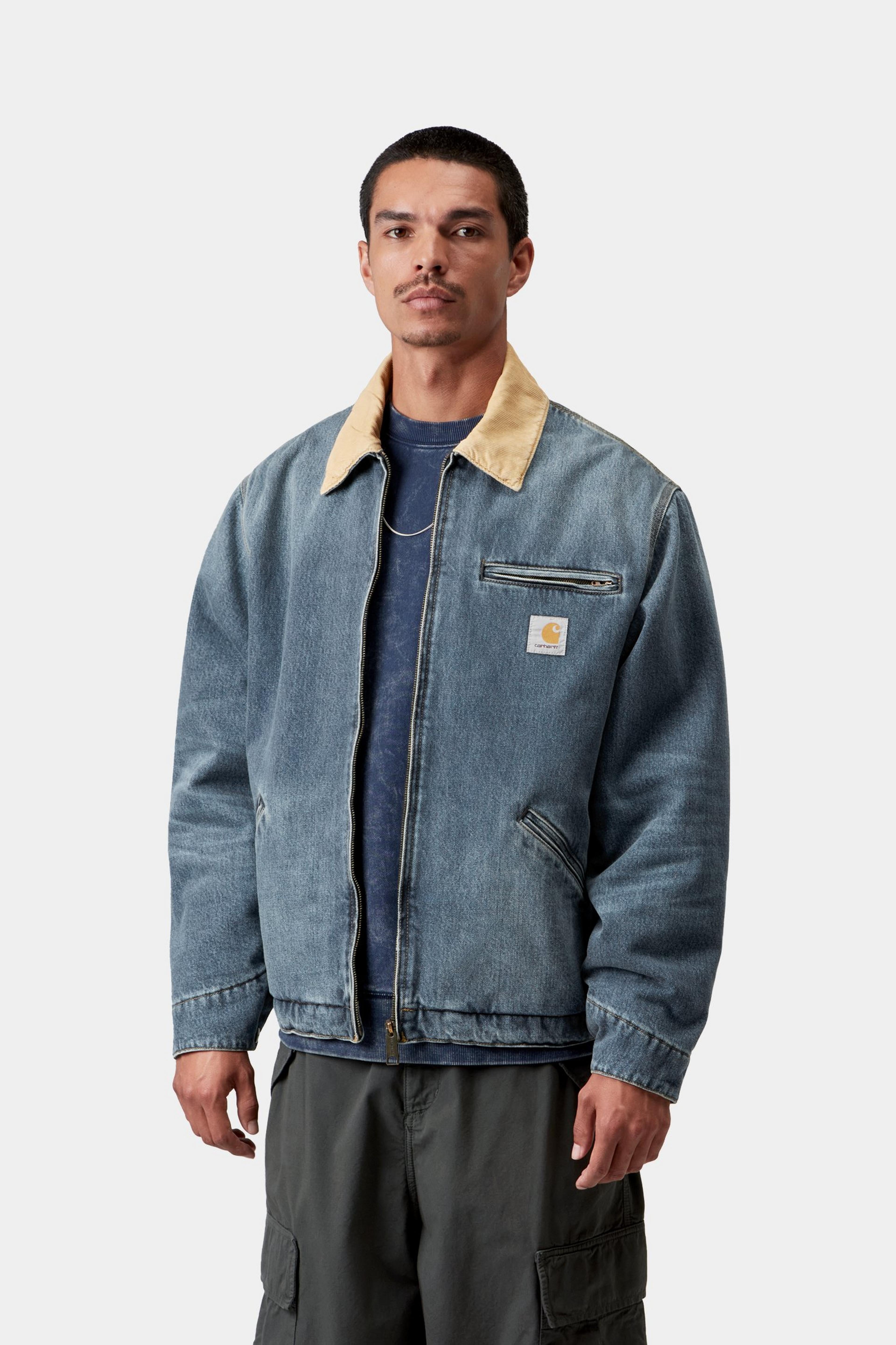 Chaqueta Carhartt WIP OG Detroit Blue / Dusty H Brown, vista frontal con modelo