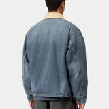 Chaqueta Carhartt WIP OG Detroit Blue / Dusty H Brown, vista trasera con modelo