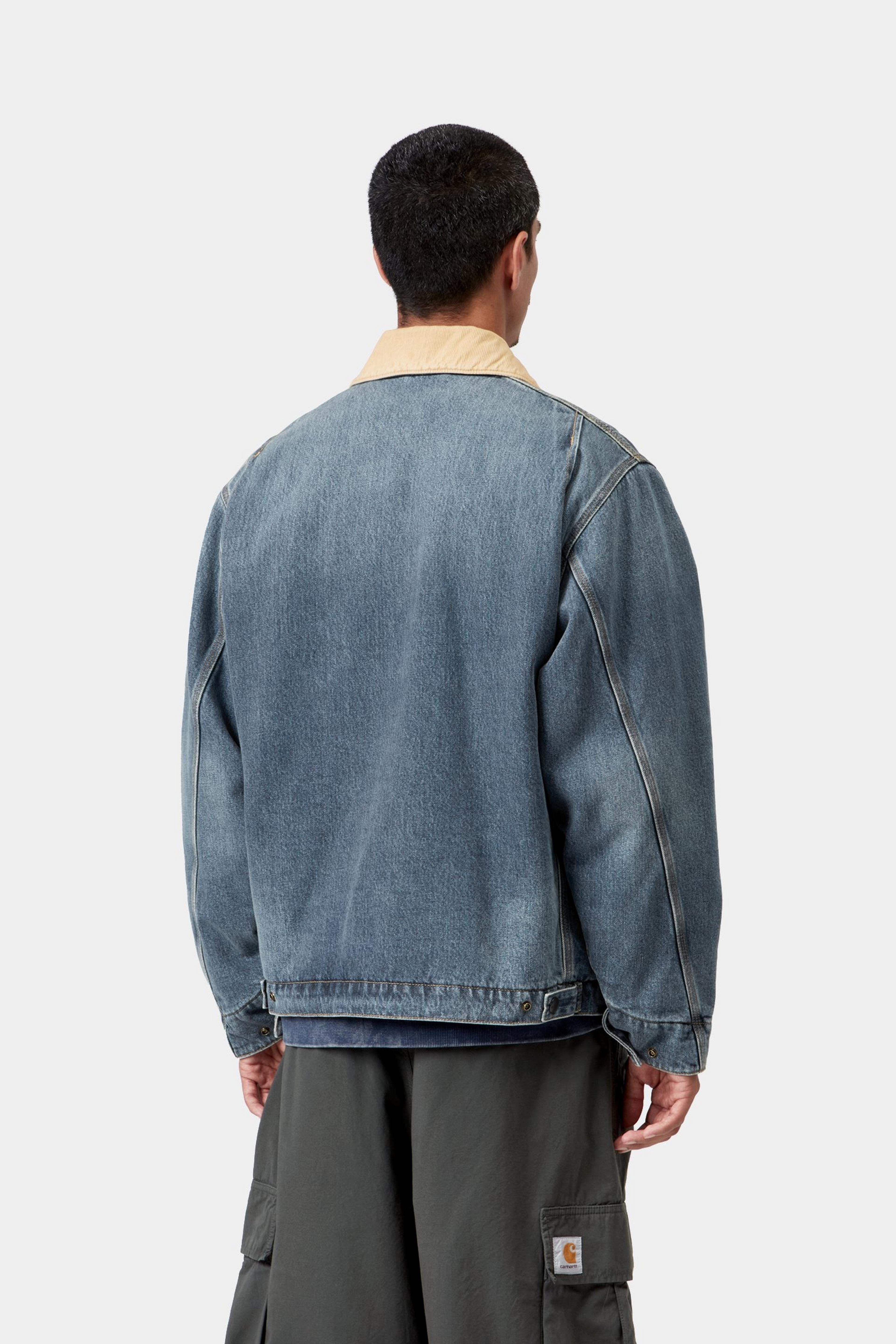 Chaqueta Carhartt WIP OG Detroit Blue / Dusty H Brown, vista trasera con modelo