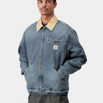 Chaqueta Carhartt WIP OG Detroit Blue / Dusty H Brown, detalle de la prenda con modelo