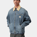 Chaqueta Carhartt WIP OG Detroit Blue / Dusty H Brown, detalle de la prenda con modelo