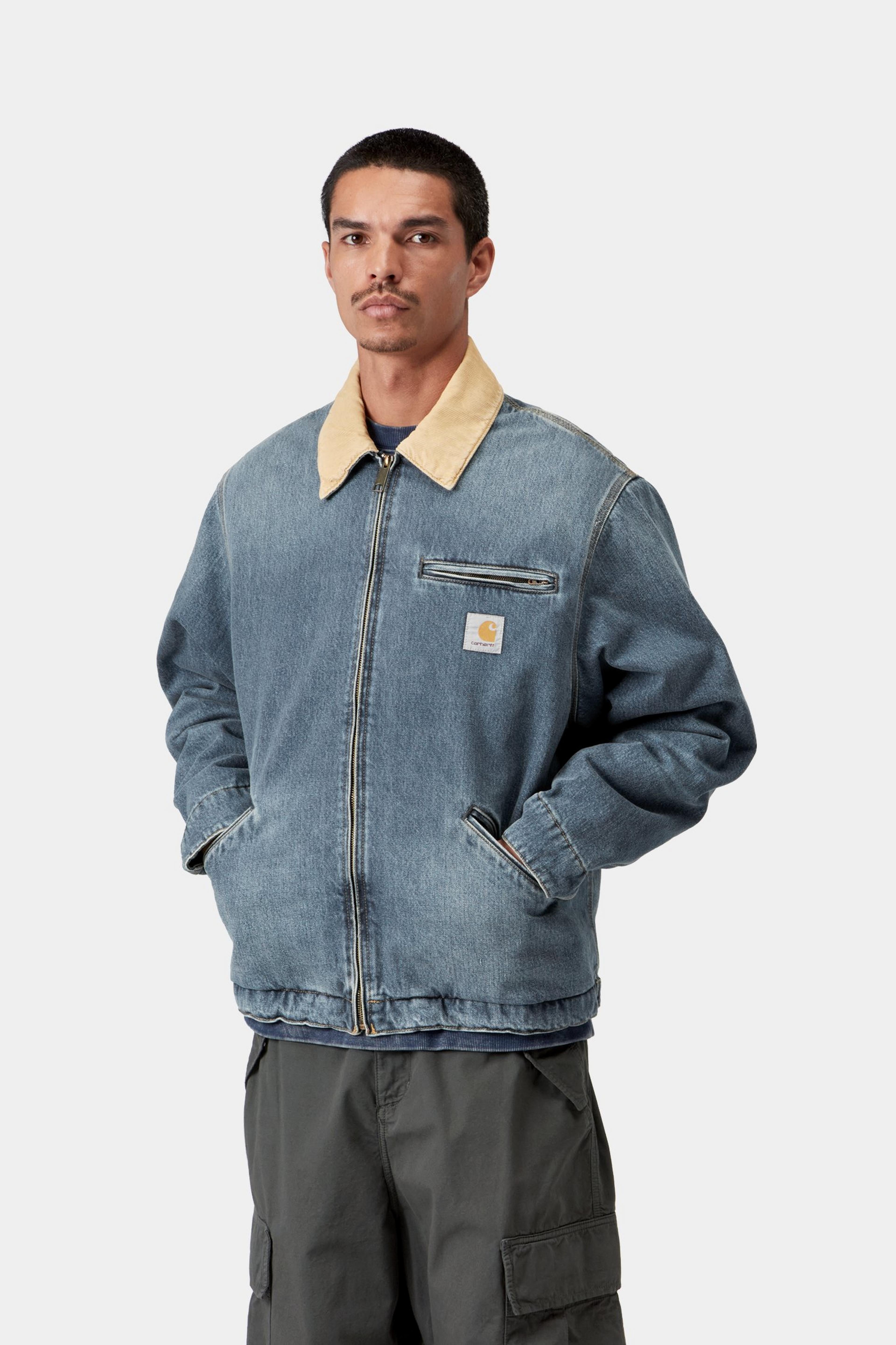 Chaqueta Carhartt WIP OG Detroit Blue / Dusty H Brown, detalle de la prenda con modelo
