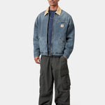 Chaqueta Carhartt WIP OG Detroit Blue / Dusty H Brown, vista completa con modelo