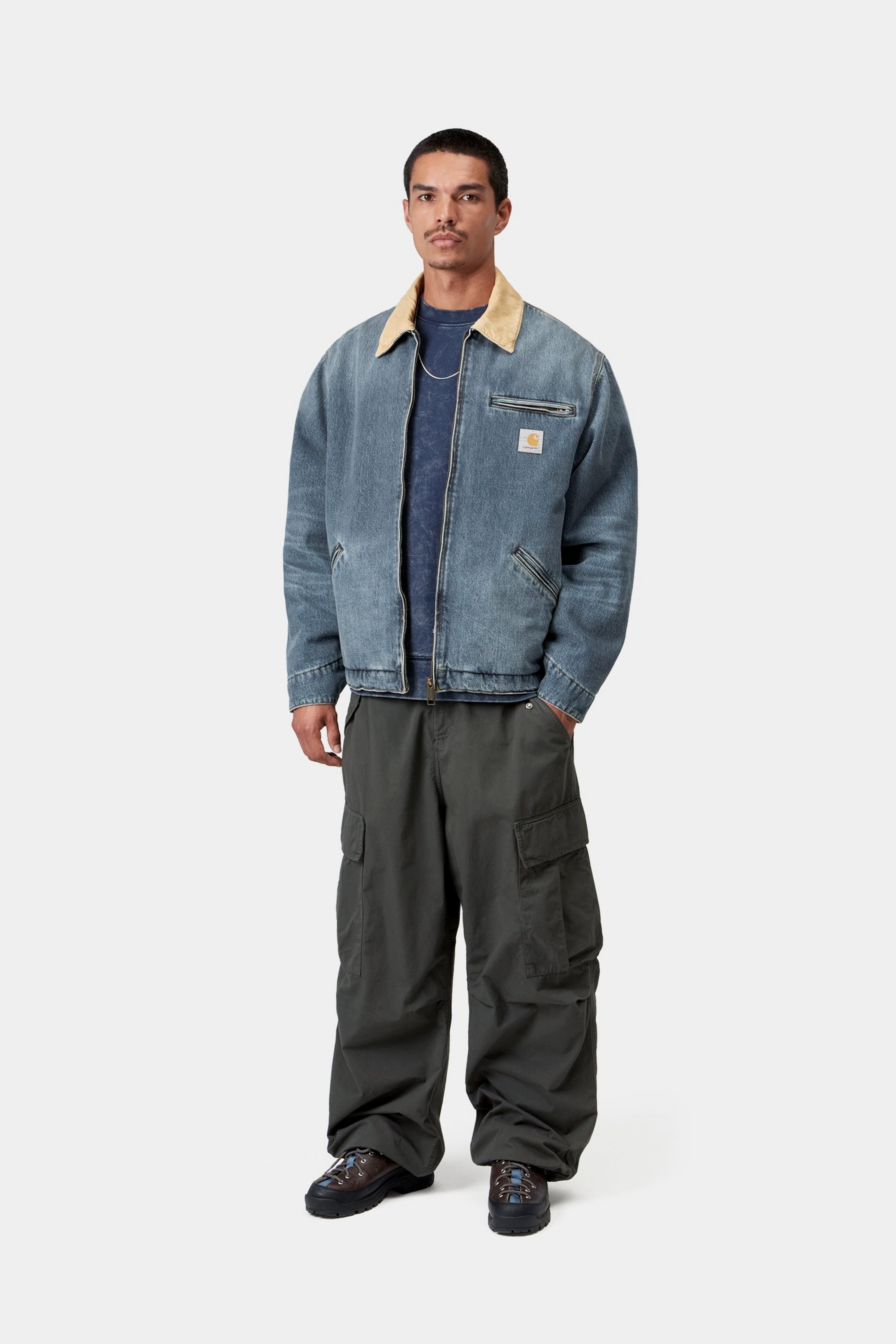 Chaqueta Carhartt WIP OG Detroit Blue / Dusty H Brown, vista completa con modelo