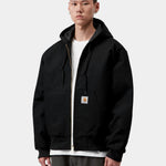 Chaqueta CARHARTT WIP OG Active Black Rigid, vista frontal con modelo