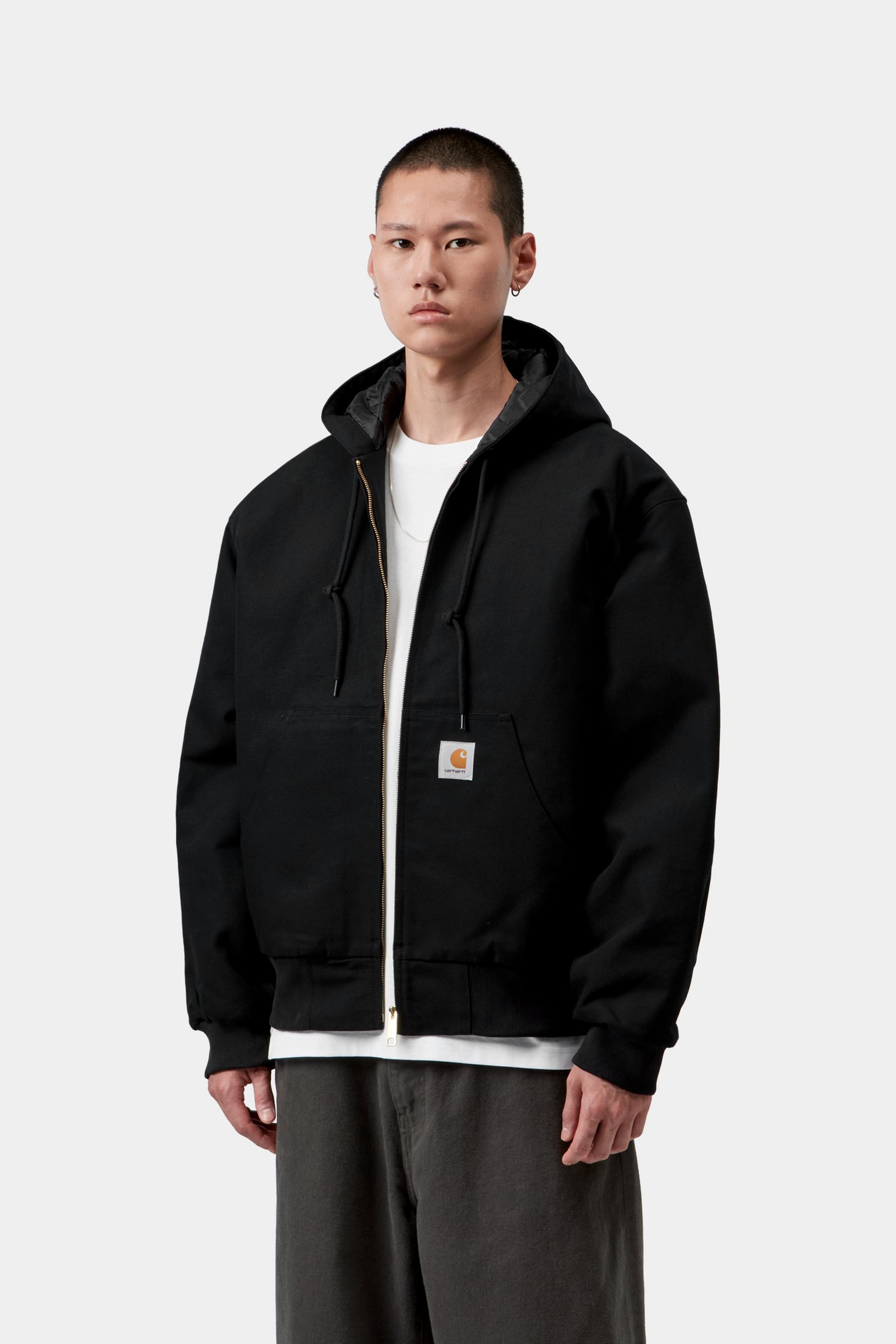 Chaqueta CARHARTT WIP OG Active Black Rigid, vista frontal con modelo