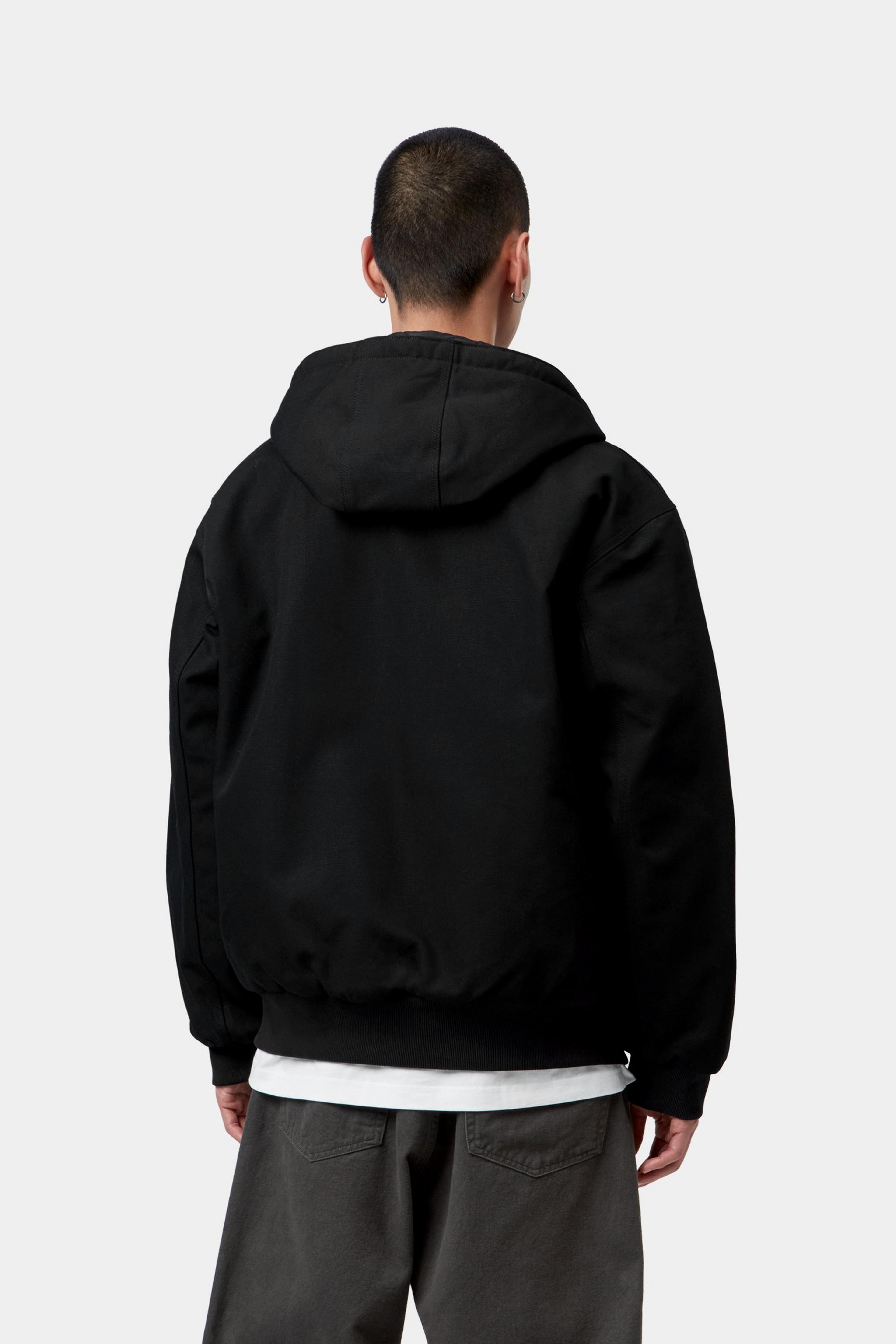 Chaqueta CARHARTT WIP OG Active Black Rigid, vista trasera con modelo