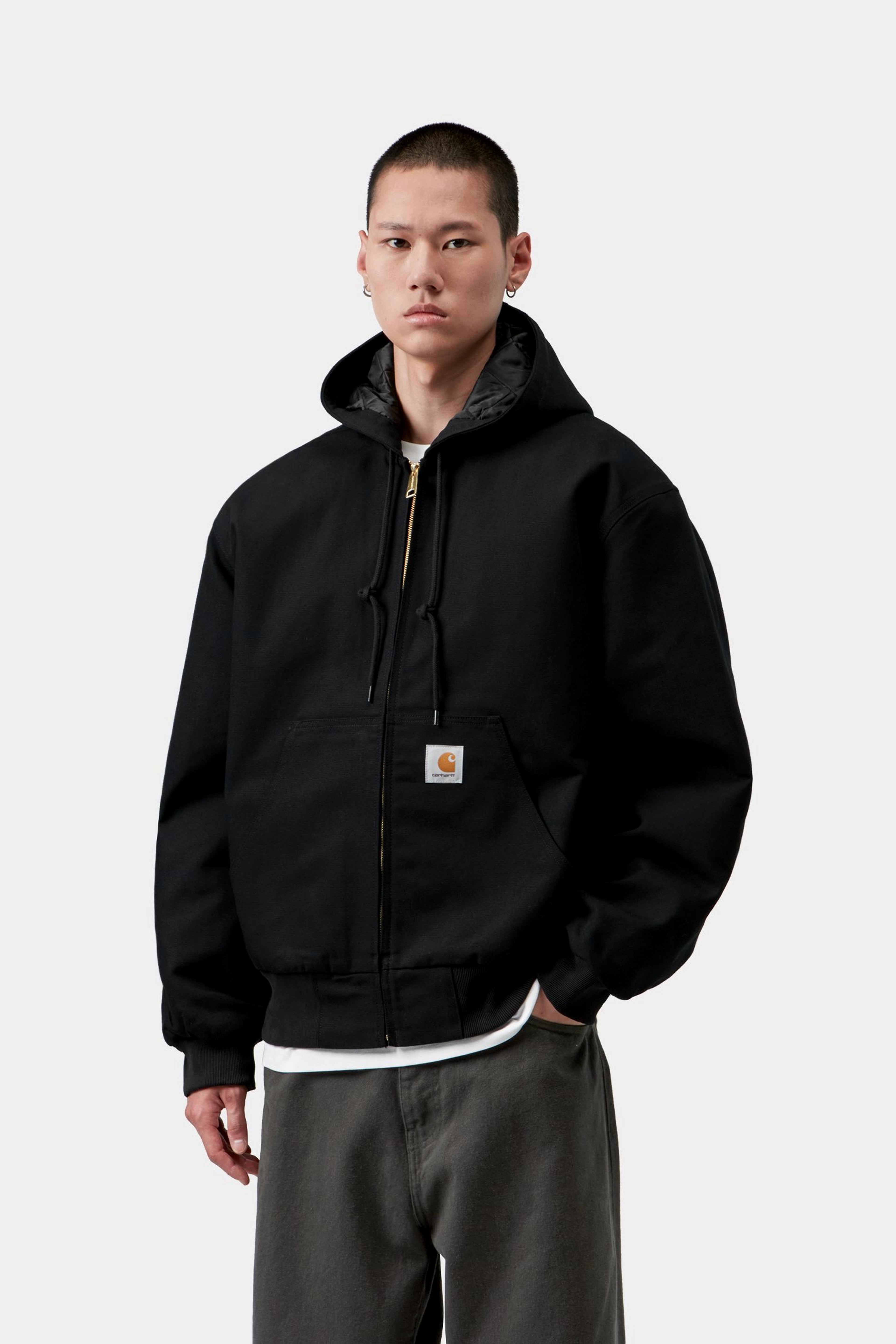 Chaqueta CARHARTT WIP OG Active Black Rigid, otra vista con modelo