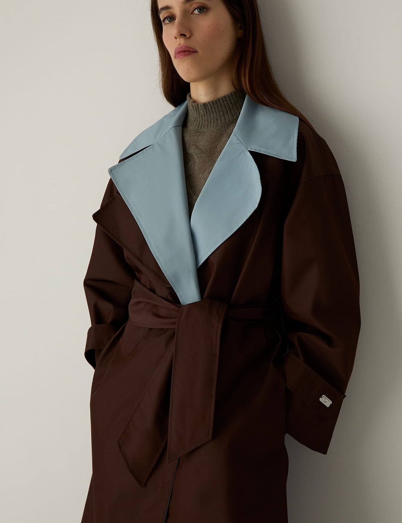 Gabardina LAAGAM Londres Brown, otra vista con modelo