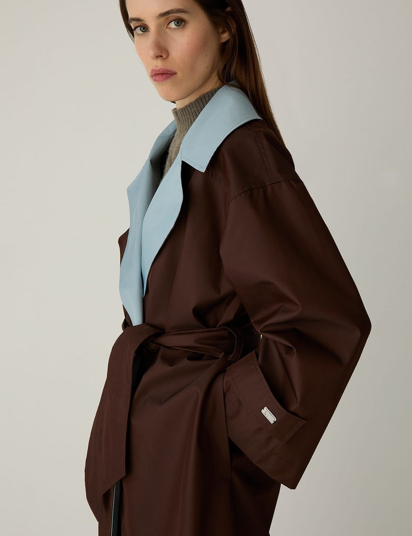 Gabardina LAAGAM Londres Brown, otra vista con modelo