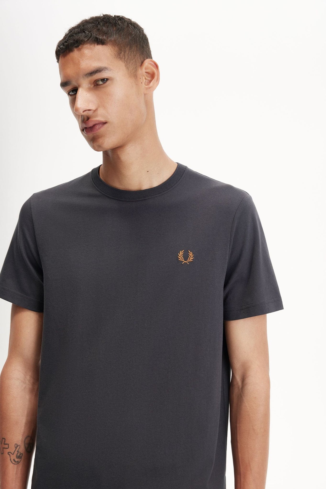 Camiseta Fred Perry M1600 Gris Ancla Caramelo Oscuro