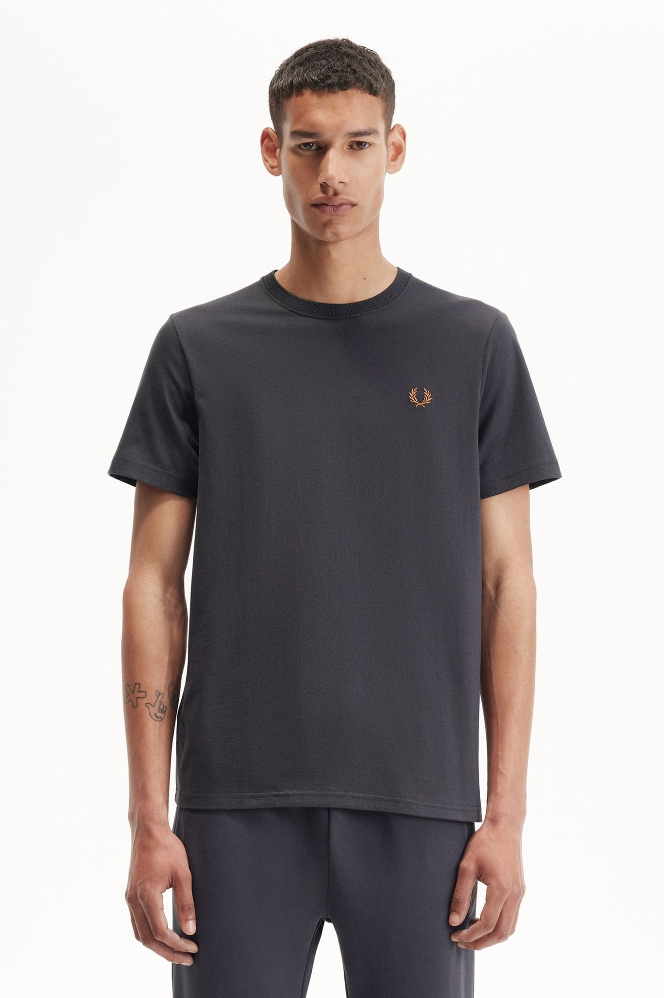 Camiseta Fred Perry M1600 Gris Ancla Caramelo Oscuro