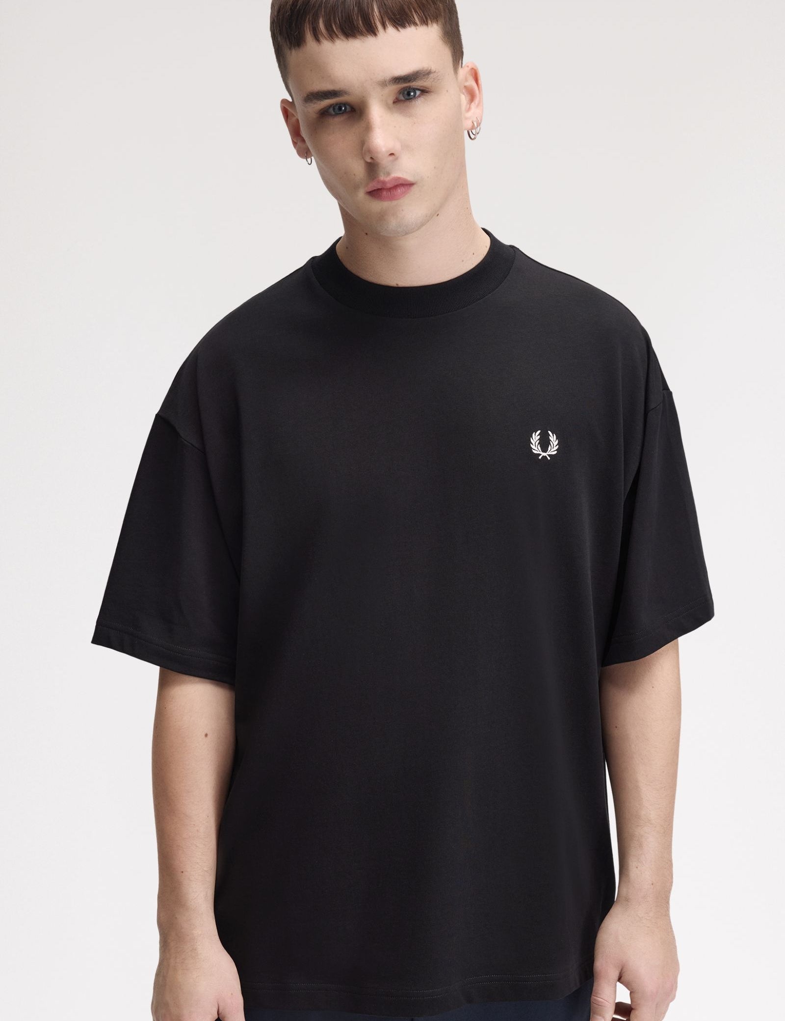 Camiseta FRED PERRY M3481 Oversize Negro