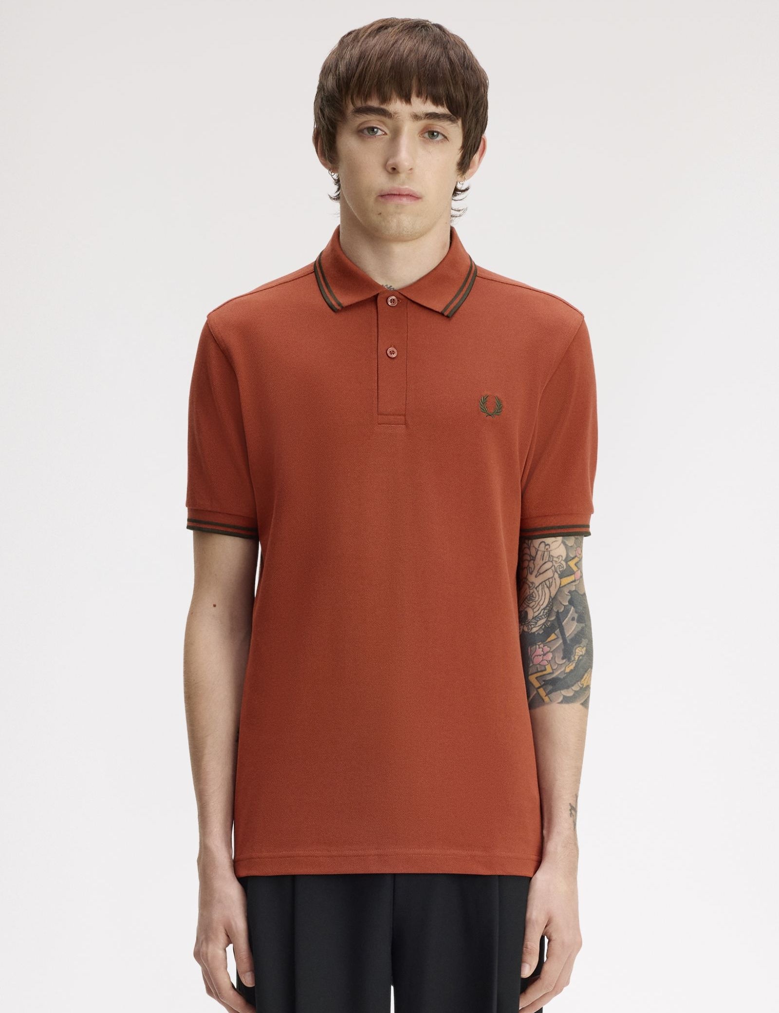 Polo FRED PERRY M3600 81C Brandy / Verde Noche / Verde Noche